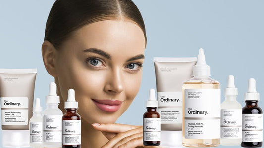 Image d'une femme concentrée appliquant méticuleusement des produits de soin The Ordinary sur son visage.