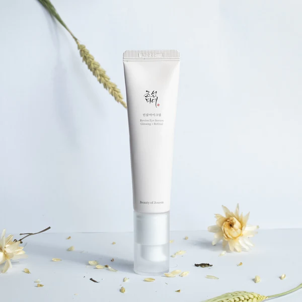 Image du 'Revive Eye Serum - Sérum contour des yeux' de Beauty of Joseon, présenté dans un flacon compte-gouttes élégant sur un fond doux et épuré. Ce sérum est formulé pour revitaliser et illuminer le contour des yeux, réduisant visiblement les signes de fatigue et les cernes. Idéal pour ceux qui cherchent un soin des yeux efficace et naturel au Maroc, disponible sur Beauty-Care.ma.