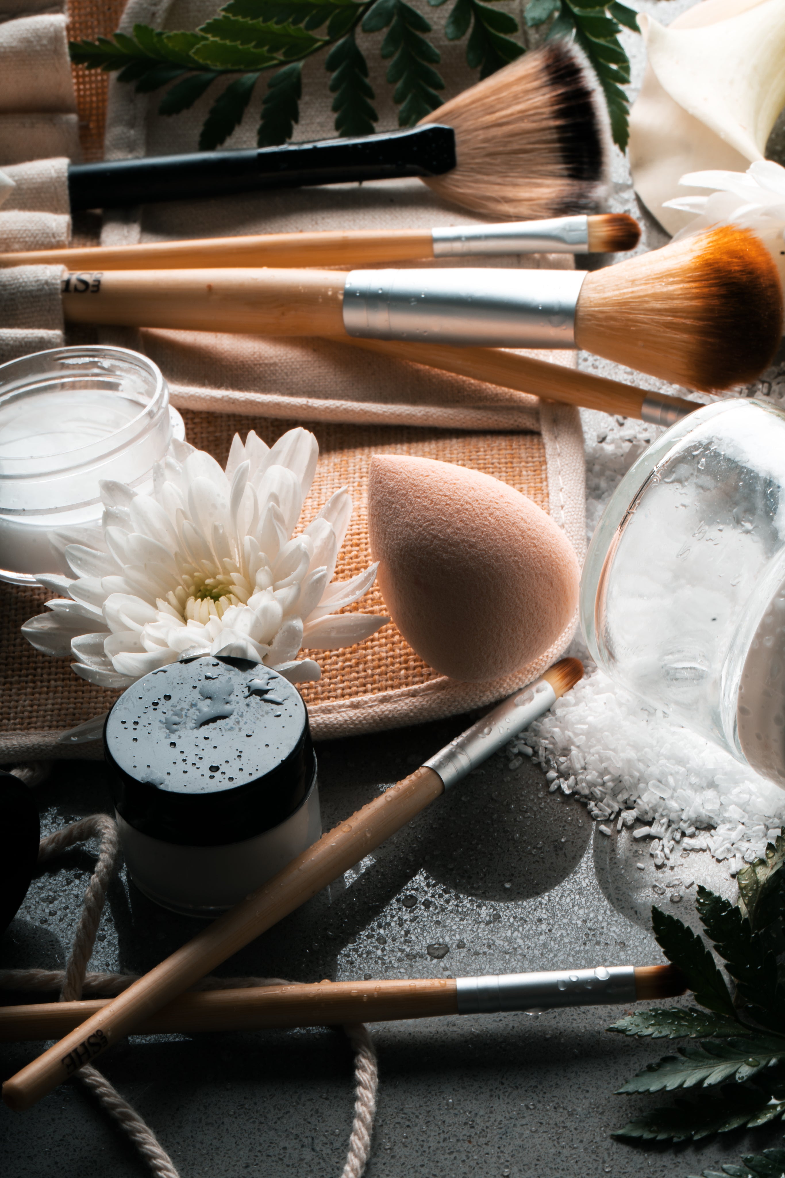 Femme marocaine appliquant un hydratant de la marque The Ordinary devant un miroir lumineux, illustrant une routine matinale de soins de la peau au Maroc. Ses gestes doux et précis mettent en valeur la qualité et l'efficacité des produits, idéals pour un teint éclatant et sain.