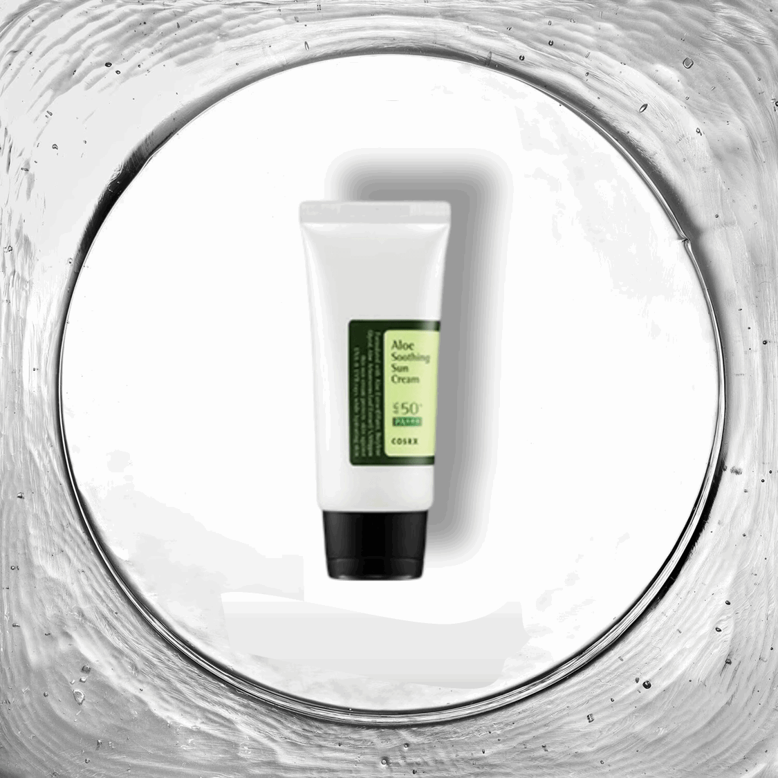 Image de la 'Aloe Soothing Sun Cream' de COSRX, présentée dans un tube blanc avec des accents verts, sur un fond lumineux. Cette crème solaire apaisante à l'aloe vera offre une protection SPF élevée tout en hydratant et en calmant la peau exposée au soleil. Idéale pour les utilisateurs au Maroc recherchant une protection solaire nourrissante et apaisante, disponible sur Beauty-Care.ma.