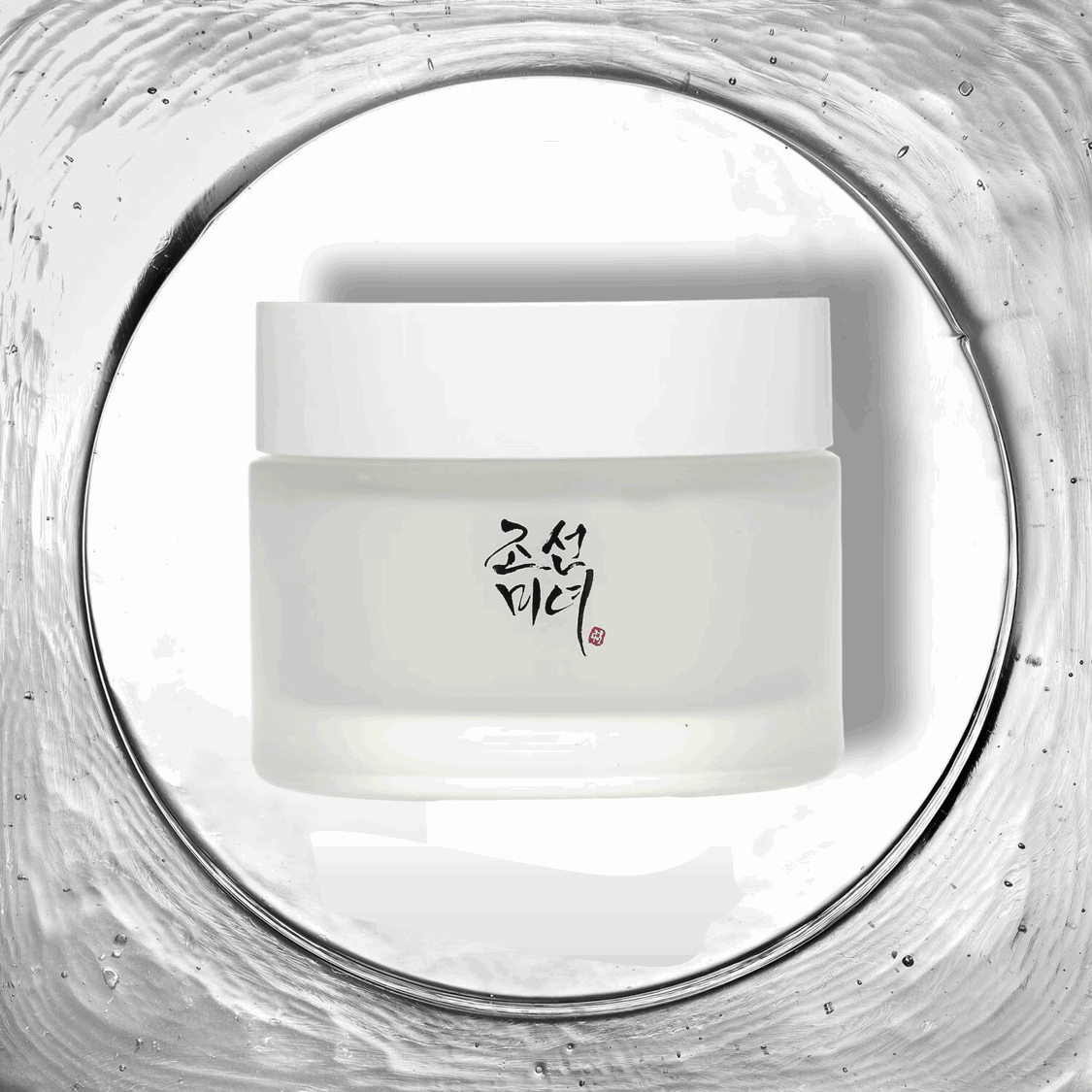 Dynasty Cream de Beauty of Joseon, photographiée sur un fond texturé évoquant l'élégance royale coréenne. Ce pot de crème luxueux est présenté avec son couvercle orné et son étiquette détaillée, mettant en avant les ingrédients traditionnels coréens pour une peau revitalisée et lumineuse. Idéal pour les consommateurs cherchant des soins anti-âge naturels et efficaces, disponible sur Beauty-Care.ma au Maroc.