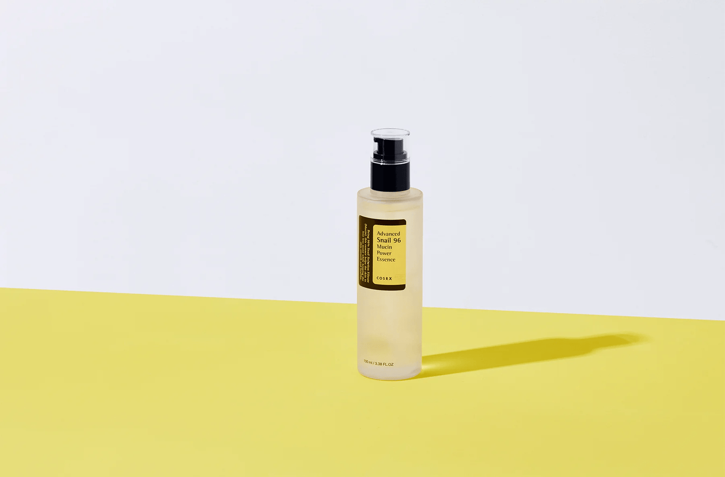 Image de 'Advanced Snail 96 Mucin Power Essence' de COSRX, présentée dans un flacon pompe transparent avec des détails en noir, sur un fond clair. Cette essence est formulée avec 96% de mucine d'escargot, reconnue pour ses propriétés hydratantes et régénératrices. Elle aide à réparer et à apaiser la peau, tout en améliorant l'élasticité et la luminosité. Idéale pour les consommateurs au Maroc cherchant à revitaliser leur routine de soins de la peau, disponible sur Beauty-Care.ma.