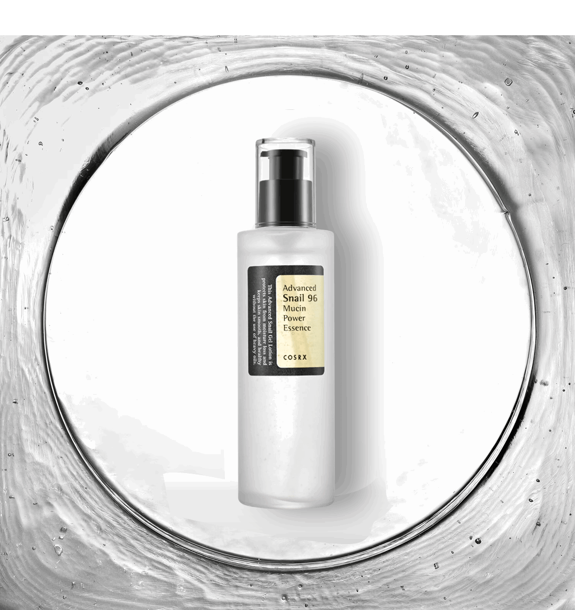 Image de 'Advanced Snail 96 Mucin Power Essence' de COSRX, présentée dans un flacon pompe transparent avec des détails en noir, sur un fond clair. Cette essence est formulée avec 96% de mucine d'escargot, reconnue pour ses propriétés hydratantes et régénératrices. Elle aide à réparer et à apaiser la peau, tout en améliorant l'élasticité et la luminosité. Idéale pour les consommateurs au Maroc cherchant à revitaliser leur routine de soins de la peau, disponible sur Beauty-Care.ma.