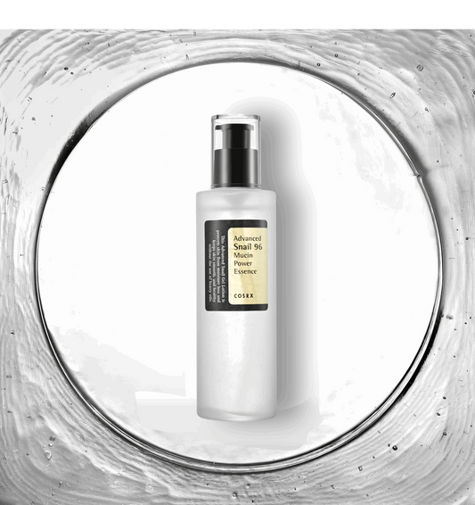 Image de 'Advanced Snail 96 Mucin Power Essence' de COSRX, présentée dans un flacon pompe transparent avec des détails en noir, sur un fond clair. Cette essence est formulée avec 96% de mucine d'escargot, reconnue pour ses propriétés hydratantes et régénératrices. Elle aide à réparer et à apaiser la peau, tout en améliorant l'élasticité et la luminosité. Idéale pour les consommateurs au Maroc cherchant à revitaliser leur routine de soins de la peau, disponible sur Beauty-Care.ma.