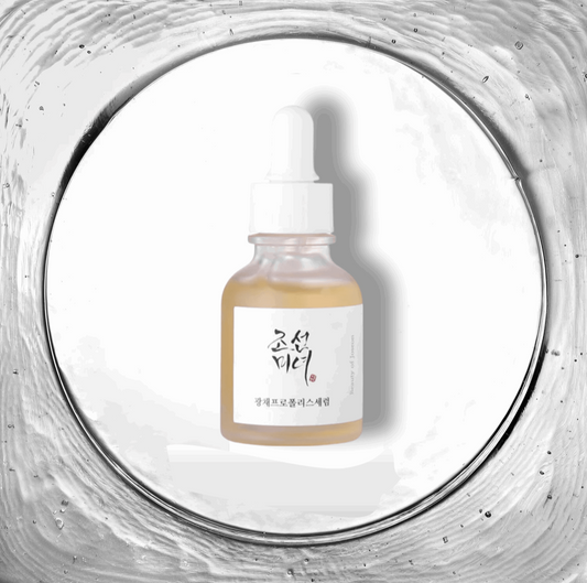 Glow Serum de Beauty of Joseon, un sérum éclat enrichi en propolis et niacinamide, présenté dans un flacon pipette élégant, capturé sur un fond clair. Ce produit est spécialement formulé pour illuminer et unifier le teint tout en nourrissant la peau. Parfait pour les clients au Maroc cherchant des solutions de soins de la peau avancés et naturels, disponible sur Beauty-Care.ma.