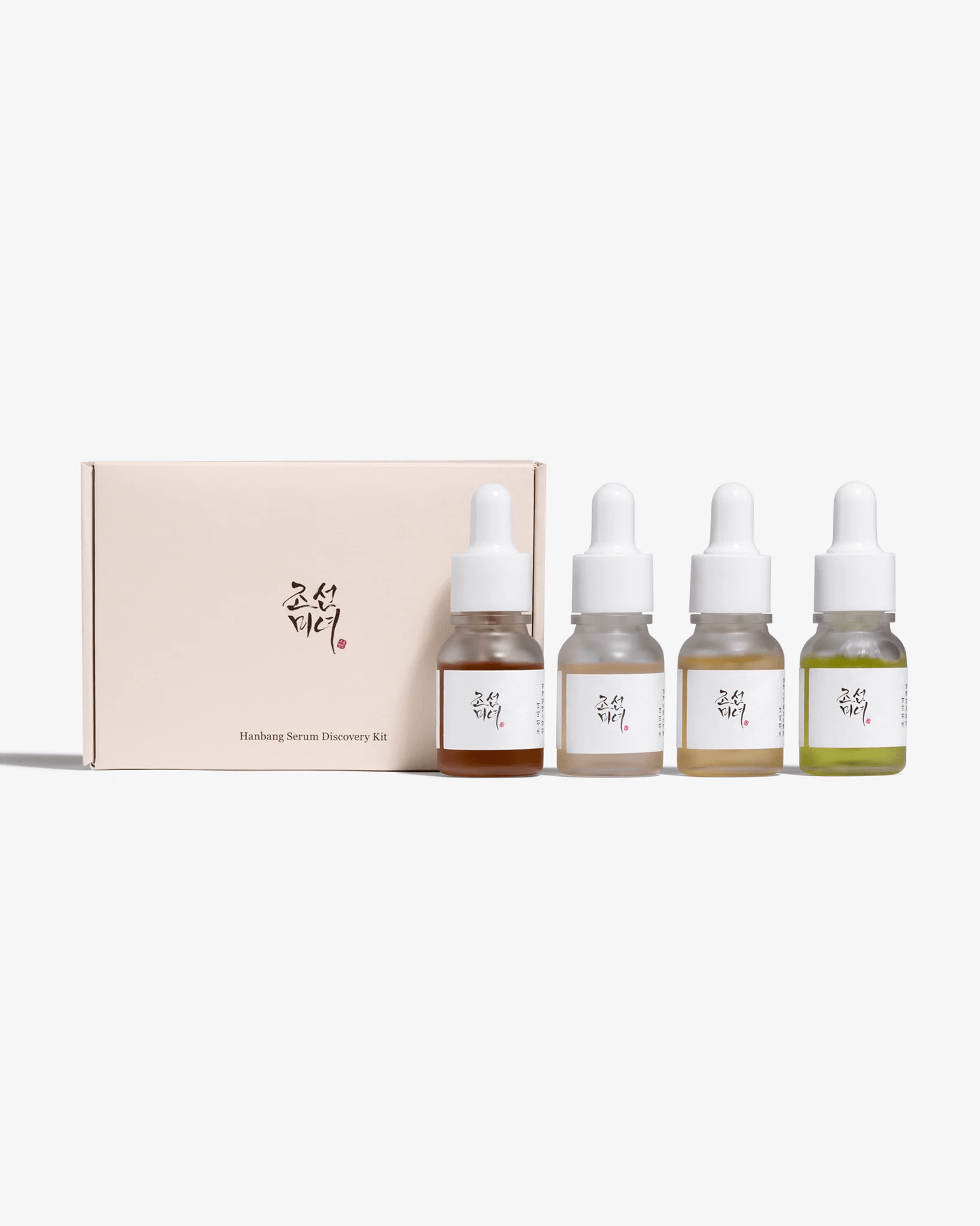 Hanbang Serum Discovery Kit de Beauty of Joseon, présenté dans un emballage élégant comprenant quatre flacons de sérums différents pour cibler divers besoins de la peau. Cette image montre les sérums soigneusement alignés sur un fond neutre, mettant en avant la variété et la richesse des formulations traditionnelles coréennes. Idéal pour les clients au Maroc explorant des solutions de soin personnalisées et efficaces, disponible sur Beauty-Care.ma.