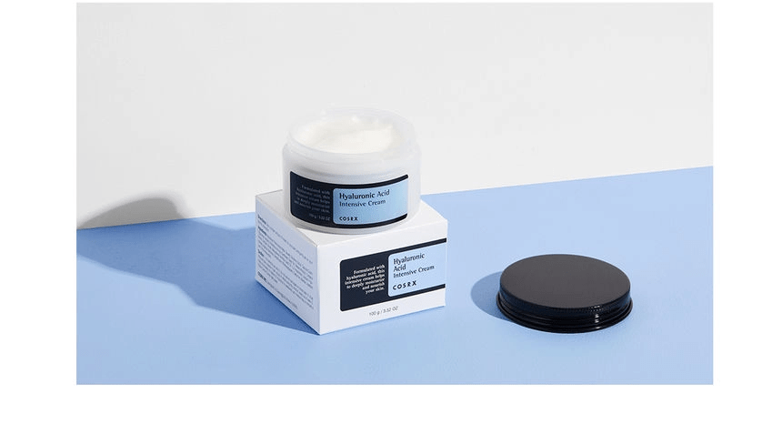 Hyaluronic Acid Intensive Cream de COSRX, présentée dans un pot robuste avec une étiquette claire, posée sur un fond épuré pour accentuer les propriétés hydratantes du produit. Cette crème riche est enrichie en acide hyaluronique, connue pour ses capacités exceptionnelles à retenir l'humidité, parfaite pour hydrater intensément les peaux sèches. Disponible pour les amateurs de soins de la peau au Maroc sur Beauty-Care.ma.