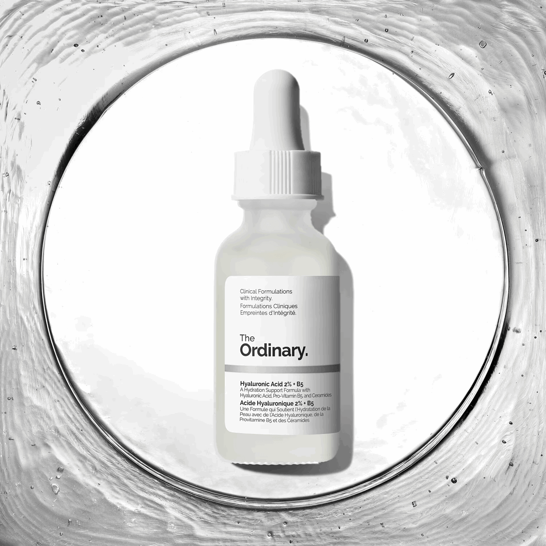 Image de 'Acide Hyaluronique 2% + B5 - Sérum Hydratant' de The Ordinary, présenté dans un flacon compte-gouttes transparent avec des détails noirs, sur un fond neutre. Ce sérum combine l'acide hyaluronique et la vitamine B5 pour une hydratation intense et profonde, améliorant la texture et l'élasticité de la peau. Idéal pour les utilisateurs au Maroc recherchant un hydratant quotidien puissant, disponible sur Beauty-Care.ma.