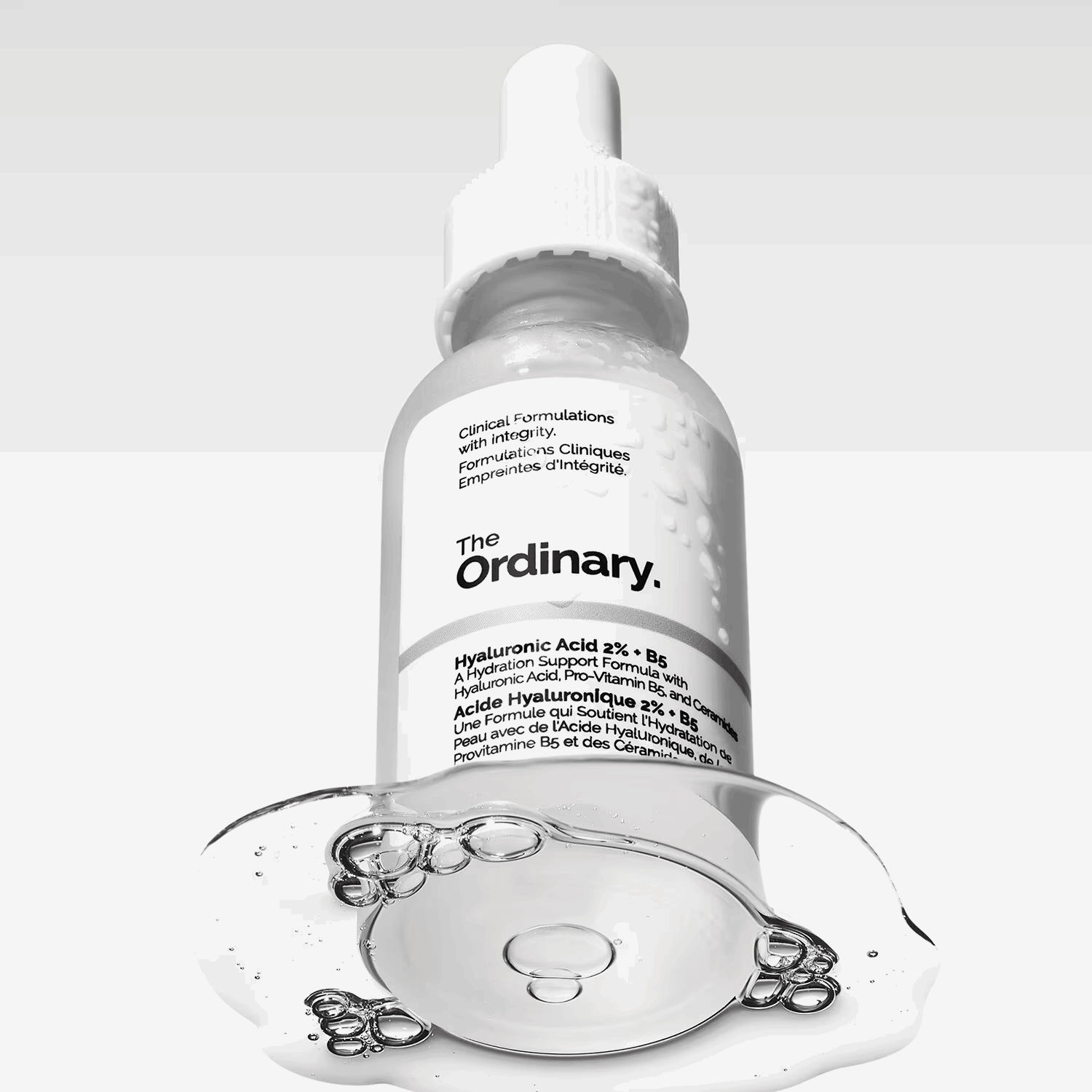 Image de 'Acide Hyaluronique 2% + B5 - Sérum Hydratant' de The Ordinary, présenté dans un flacon compte-gouttes transparent avec des détails noirs, sur un fond neutre. Ce sérum combine l'acide hyaluronique et la vitamine B5 pour une hydratation intense et profonde, améliorant la texture et l'élasticité de la peau. Idéal pour les utilisateurs au Maroc recherchant un hydratant quotidien puissant, disponible sur Beauty-Care.ma.