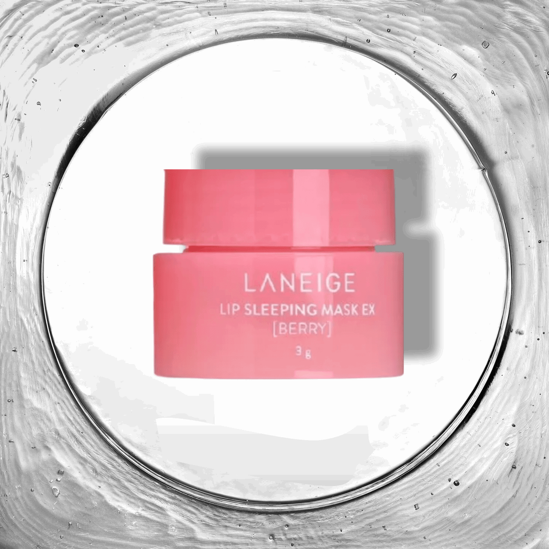 Lip Sleeping Mask de LANEIGE, présenté dans un petit pot élégant de 3g, capturé sur un fond doux et apaisant. Ce masque de nuit pour les lèvres est spécialement formulé pour hydrater et réparer les lèvres pendant le sommeil grâce à sa riche composition en vitamines et en antioxydants. Idéal pour les consommateurs au Maroc cherchant des soins intensifs pour les lèvres, disponible sur Beauty-Care.ma.