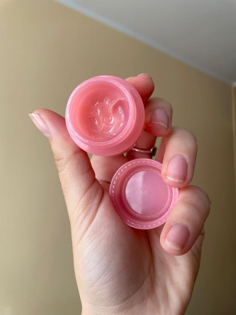 Lip Sleeping Mask de LANEIGE, présenté dans un petit pot élégant de 3g, capturé sur un fond doux et apaisant. Ce masque de nuit pour les lèvres est spécialement formulé pour hydrater et réparer les lèvres pendant le sommeil grâce à sa riche composition en vitamines et en antioxydants. Idéal pour les consommateurs au Maroc cherchant des soins intensifs pour les lèvres, disponible sur Beauty-Care.ma.