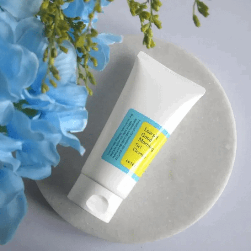 Low pH Good Morning Gel Cleanser de COSRX, affiché dans un tube souple avec une étiquette simple et claire, placé sur un fond net et lumineux. Ce gel nettoyant doux est conçu pour maintenir un pH bas, idéal pour un nettoyage respectueux de la peau dès le matin. Il élimine efficacement les impuretés sans perturber l'équilibre naturel de la peau, parfait pour les utilisateurs au Maroc cherchant une routine de soin douce et efficace, disponible sur Beauty-Care.ma.