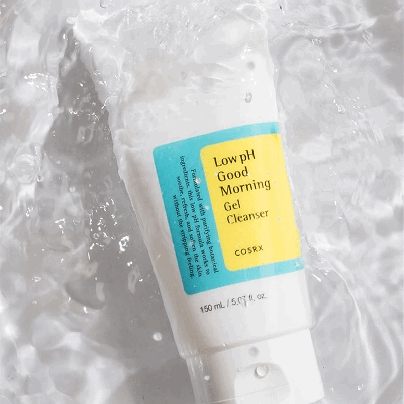 Low pH Good Morning Gel Cleanser de COSRX, affiché dans un tube souple avec une étiquette simple et claire, placé sur un fond net et lumineux. Ce gel nettoyant doux est conçu pour maintenir un pH bas, idéal pour un nettoyage respectueux de la peau dès le matin. Il élimine efficacement les impuretés sans perturber l'équilibre naturel de la peau, parfait pour les utilisateurs au Maroc cherchant une routine de soin douce et efficace, disponible sur Beauty-Care.ma.