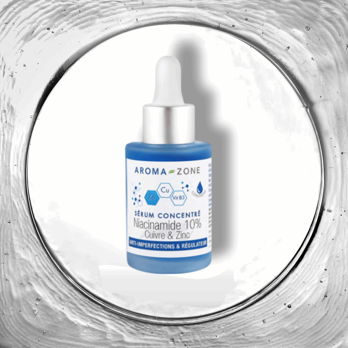 Notre sérum Niacinamide 10%, Cuivre & Zinc d'Aroma Zone, capturé dans un flacon compte-gouttes élégant sur un fond neutre. Ce sérum est formulé pour améliorer l'éclat de la peau et réduire les imperfections, combinant les effets bénéfiques de la niacinamide, du cuivre et du zinc. Parfait pour les consommateurs au Maroc cherchant à intégrer des soins de la peau de haute qualité et scientifiquement avancés dans leur routine quotidienne, disponible exclusivement chez votre distributeur en ligne.