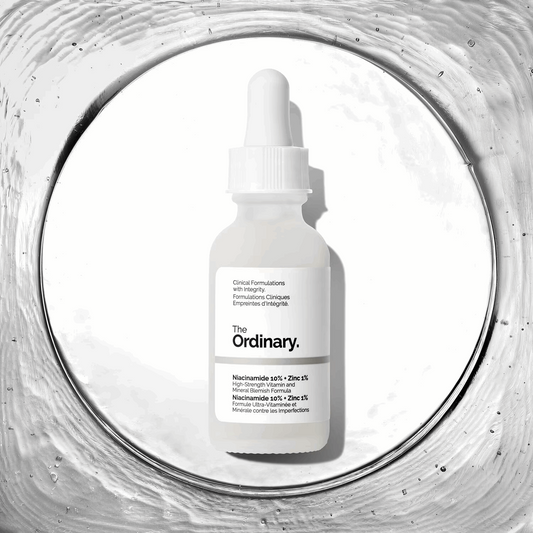 Niacinamide 10% + Zinc 1% - Sérum Anti-Imperfections, présenté dans un flacon compte-gouttes transparent avec une étiquette épurée, sur un fond minimaliste. Ce sérum est conçu pour réduire les imperfections et réguler la production de sébum grâce à une puissante combinaison de niacinamide et de zinc. Idéal pour les utilisateurs au Maroc à la recherche d'une solution efficace contre les problèmes de peau, disponible sur votre boutique de cosmétiques en ligne préférée.