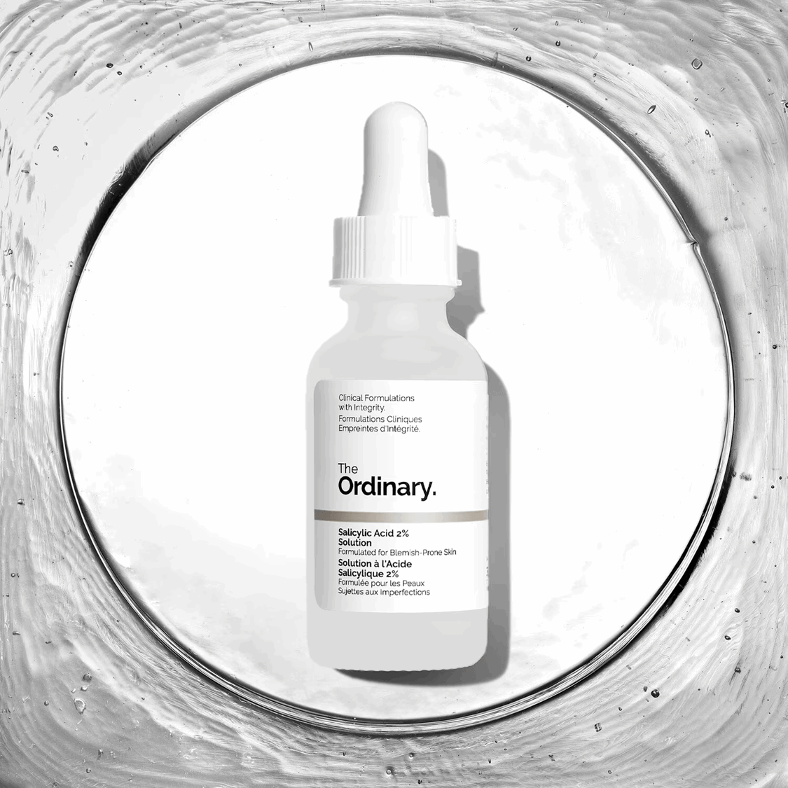 Image du 'Acide Salicylique 2% - Sérum anti-imperfections' de The Ordinary, présenté dans un flacon compte-gouttes transparent avec des détails noirs, sur un fond épuré. Ce sérum est conçu pour cibler les imperfections et les pores obstrués, offrant une action exfoliante qui clarifie et affine le teint. Idéal pour les consommateurs au Maroc recherchant un traitement efficace contre les problèmes de peau, disponible sur Beauty-Care.ma.