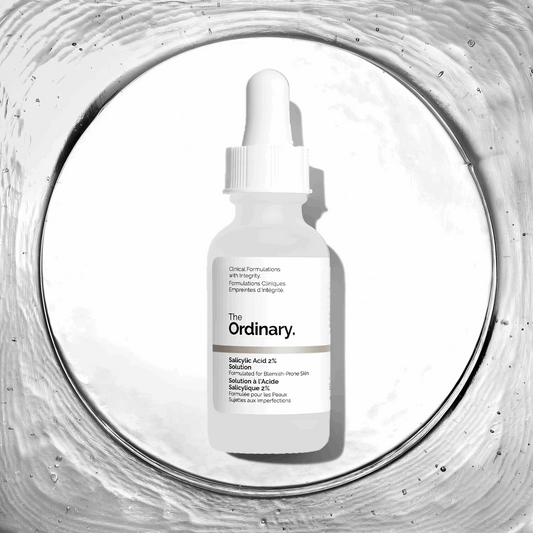 Image du 'Acide Salicylique 2% - Sérum anti-imperfections' de The Ordinary, présenté dans un flacon compte-gouttes transparent avec des détails noirs, sur un fond épuré. Ce sérum est conçu pour cibler les imperfections et les pores obstrués, offrant une action exfoliante qui clarifie et affine le teint. Idéal pour les consommateurs au Maroc recherchant un traitement efficace contre les problèmes de peau, disponible sur Beauty-Care.ma.