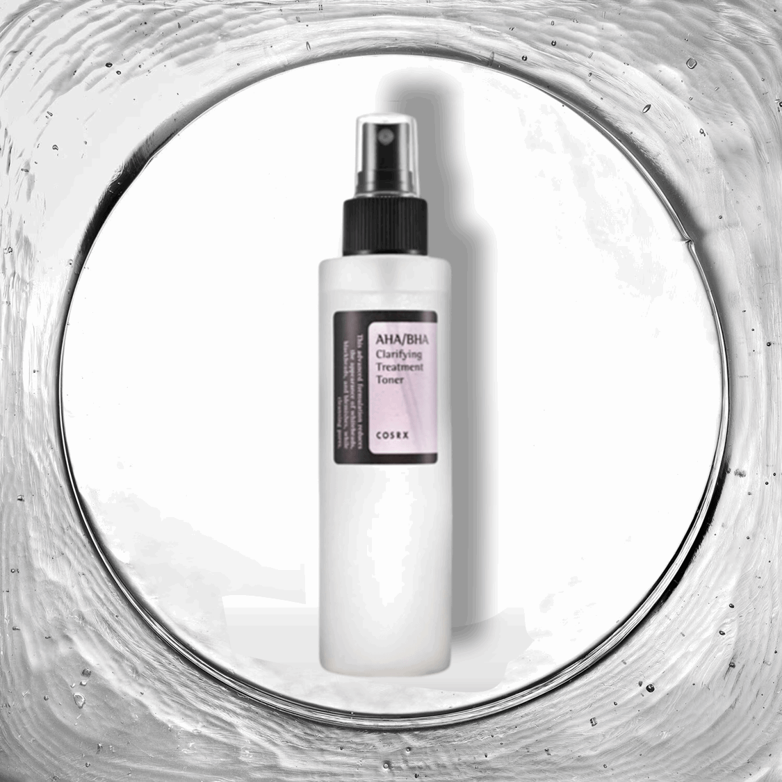 Image du 'AHA/BHA Clarifying Treatment Toner' de COSRX, présenté dans un flacon spray transparent avec des détails en noir, sur un fond neutre. Ce tonique de traitement utilise des acides AHA et BHA pour exfolier doucement, clarifier le teint et prévenir les imperfections, tout en maintenant l'équilibre pH de la peau. Parfait pour les utilisateurs au Maroc cherchant à améliorer la texture et la clarté de leur peau, disponible sur Beauty-Care.ma.