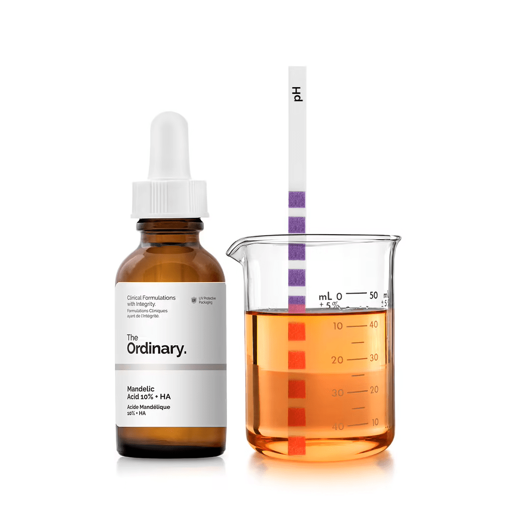 Image de 'Acide Mandélique 10% + HA - Soin peeling pour peaux sensibles' de The Ordinary, présenté dans un flacon compte-gouttes transparent avec des détails noirs, sur un fond clair. Ce soin peeling doux est formulé spécialement pour les peaux sensibles, utilisant l'acide mandélique pour exfolier délicatement sans irriter, tout en hydratant grâce à l'acide hyaluronique. Parfait pour les utilisateurs au Maroc cherchant un peeling efficace mais doux, disponible sur Beauty-Care.ma.